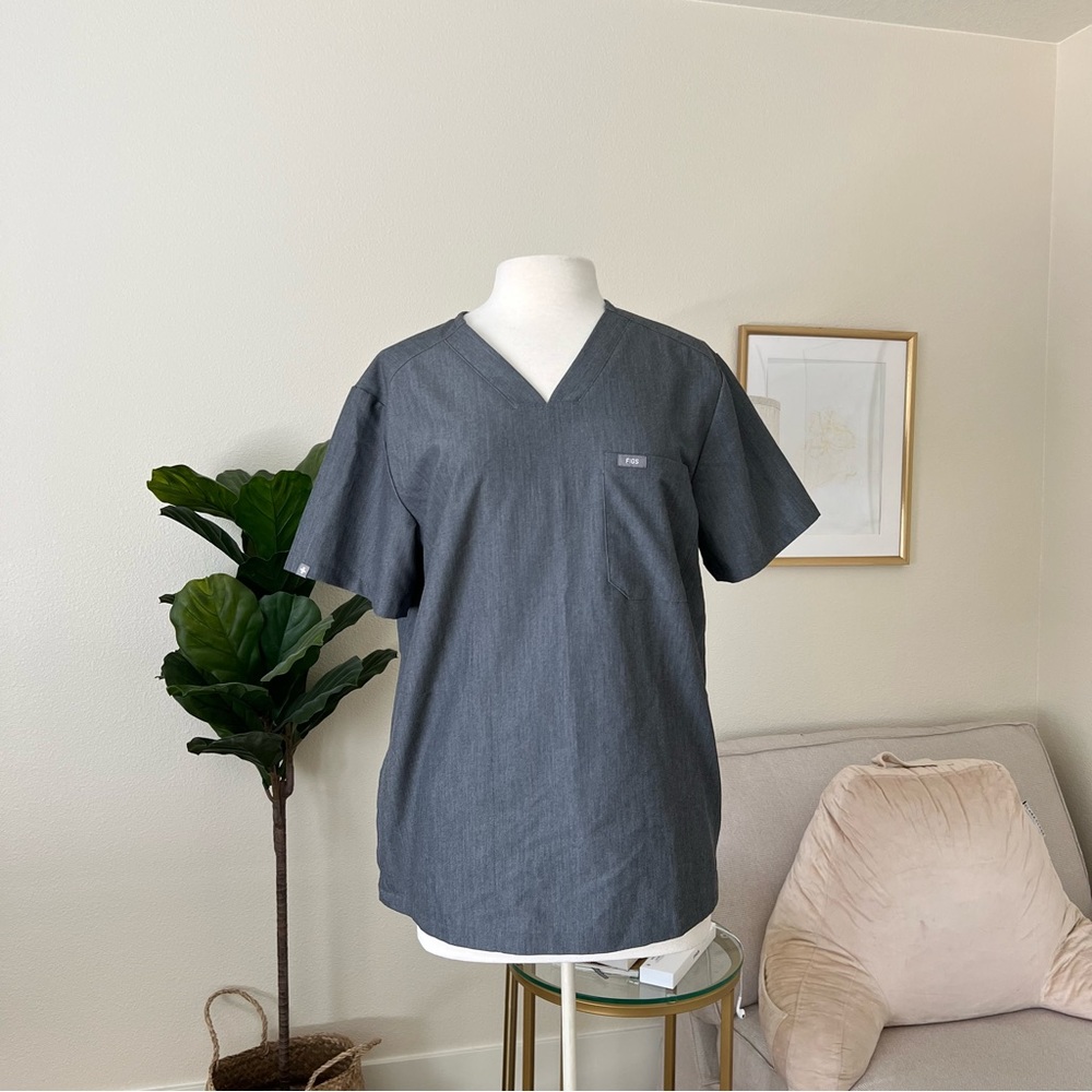Chisec Three Pocket Scrub Top